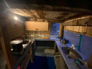 Stovetop, electric kettle, blender, cookware/dishes/utensils