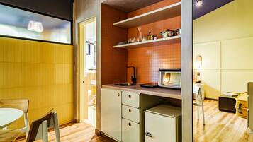 Superior Apartment, 1 King Bed with Sofa bed, Kitchen | Private kitchen | Mini-fridge, microwave, oven, stovetop