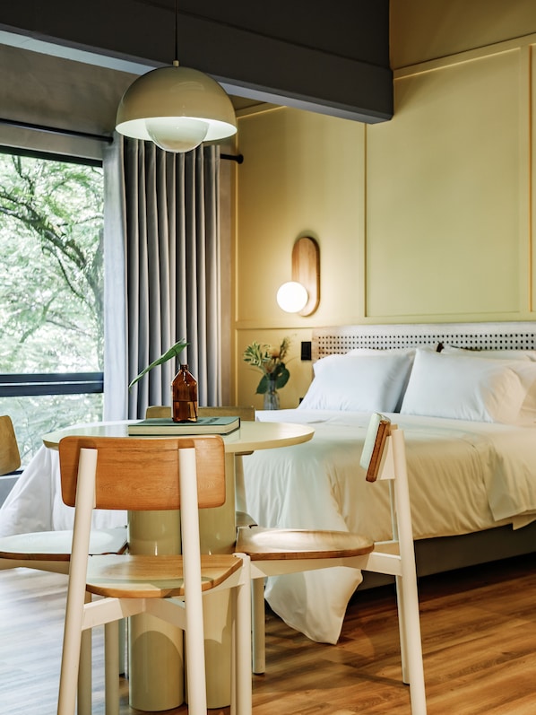 Apartament superior, 1 llit de matrimoni gran, cuina | Sala d'estar | Televisor intel·ligent de 42 polzades amb canals per cable i televisor