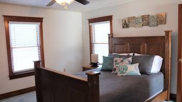 6 habitaciones, escritorio y tabla de planchar con plancha