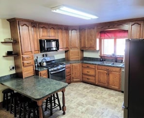 Fridge, microwave, oven, stovetop - Your summer getaway- with a hot tub!

 (Millmont)