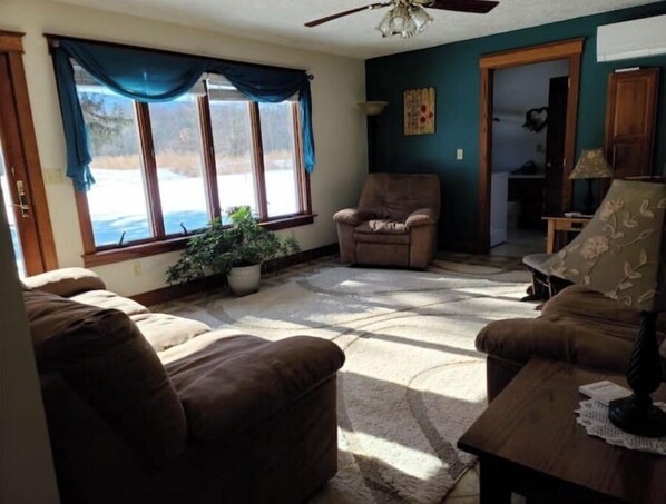 Table de baby-foot, table de ping-pong, livres