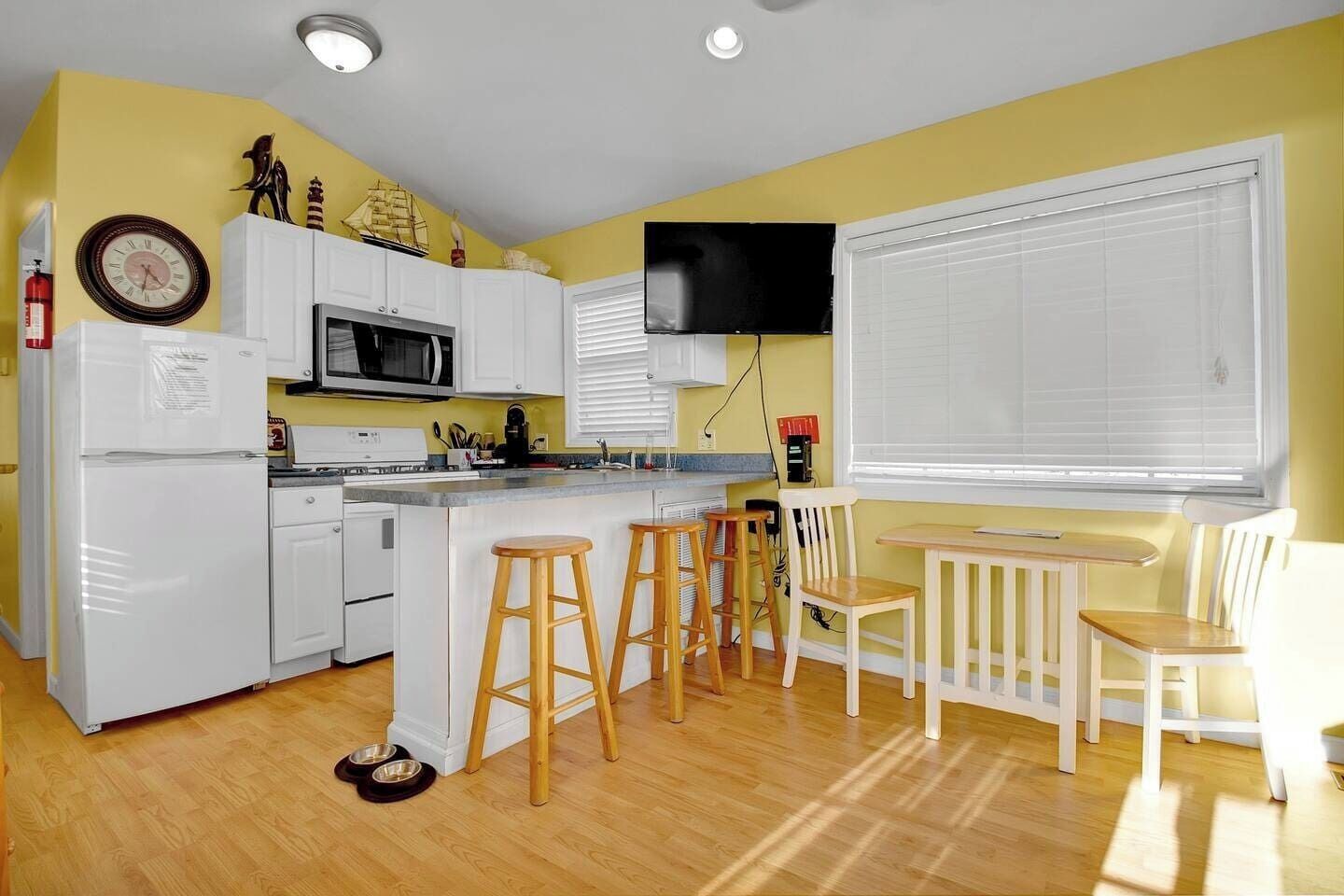 Refrigerador, microondas, horno y parrilla de estufa 