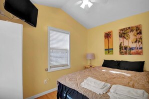 2 bedrooms, iron/ironing board, WiFi, bed sheets - Surf City Cozy Home · Pets Welcome · Monthly OK (Holly Ridge)