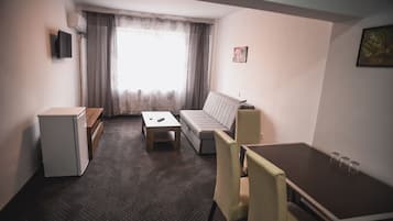 Estudio superior | Escritorio, insonorización, wifi gratis y ropa de cama