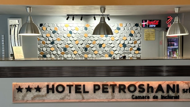 A hotel reception area with a sign reading "HOTEL PETROSHANI srl" and "Camere de Inchiat". - Petrosani Camere de Inchiriat - Hotel Petroshani srl (Petrosani)