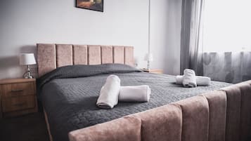 Habitación superior con 1 cama matrimonial o 2 individuales | Escritorio, insonorización, wifi gratis y ropa de cama