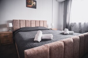 Escritorio, sistema de insonorización, wifi gratis y ropa de cama 