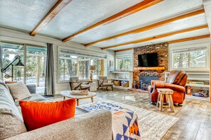 TV - Quaint, riverfront home with woodstove, patio, deck, board games & washer/dryer (Sunriver)