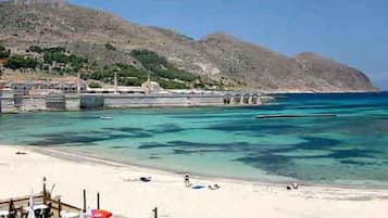 Beach nearby, white sand, beach bar