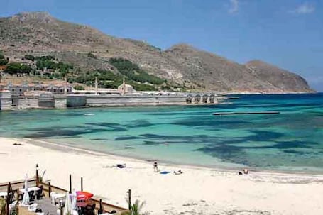 Una playa cerca, arena blanca, bar en la playa