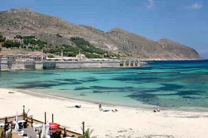 Una playa cerca, arena blanca, bar en la playa