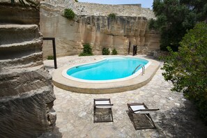 Piscina stagionale all'aperto, lettini