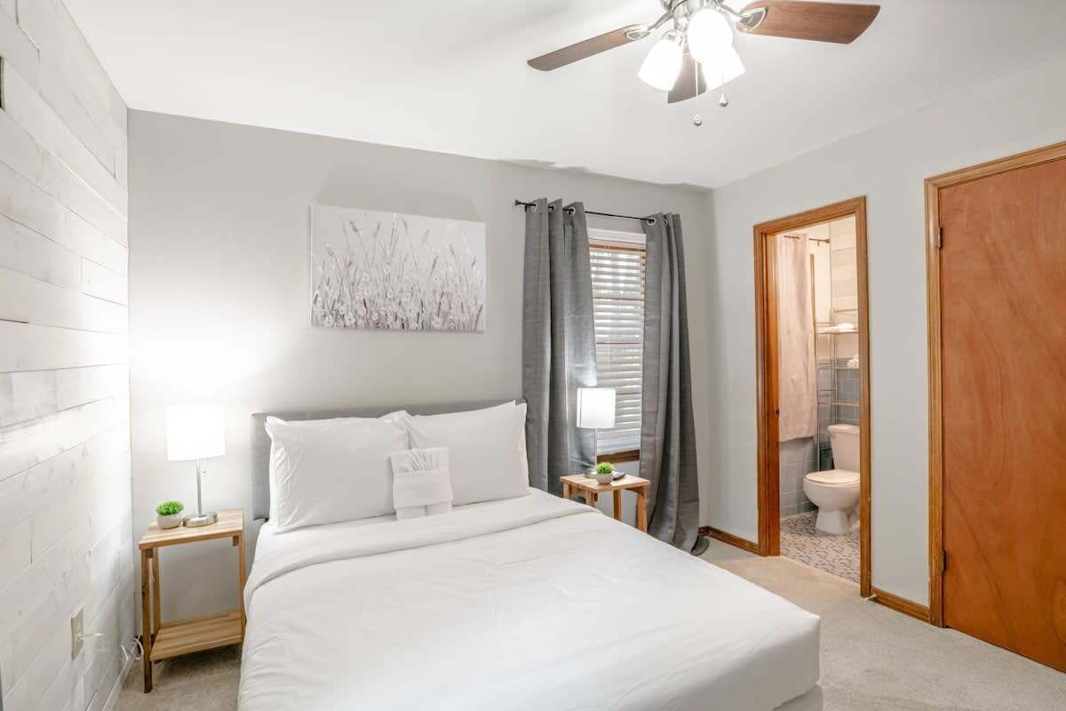 4 bedrooms, iron/ironing board, WiFi, bed sheets