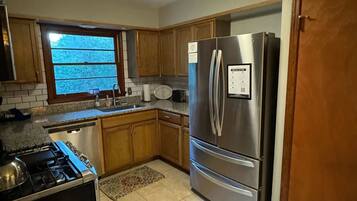 Jääkaappi, mikroaaltouuni, uuni, liesi