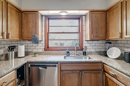 Wonderstruck on Wendover- 20 Mins to Downtown