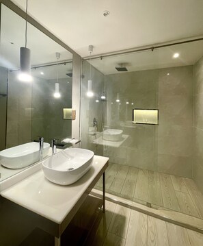 Familienapartment, 2 Schlafzimmer | Badezimmer | Dusche, Regendusche, kostenlose Toilettenartikel, Haartrockner