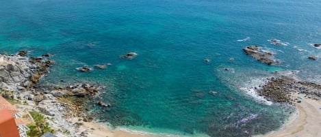 Una spiaggia nelle vicinanze, lettini da mare