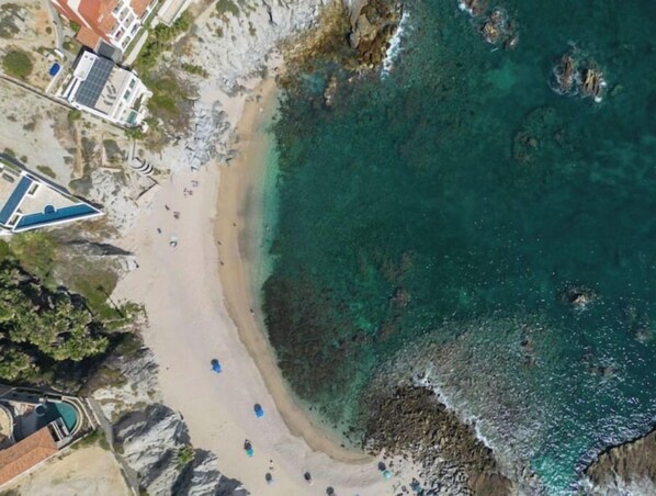 Playa en los alrededores y camastros 