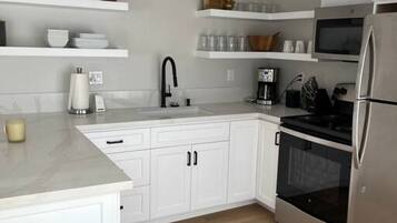 Een koelkast, een magnetron, een oven, een kookplaat