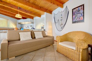 TV - Holiday Home 'Margherita' with Terrace, Garden & Air Conditioning (Olbia)