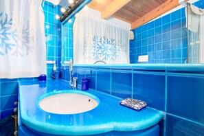 Shower, hair dryer, towels - Holiday Home 'Margherita' with Terrace, Garden & Air Conditioning (Olbia)