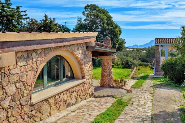 المنطقة المحيطة بالمنشأة