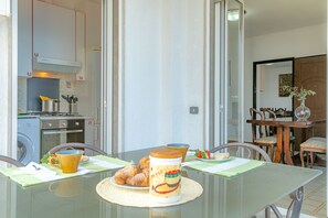 Apartment, Multiple Beds | Dining