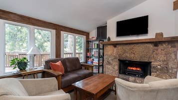 Room, 1 Bedroom | Living area
