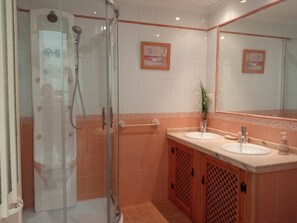 Tina, secadora de cabello, toallas 