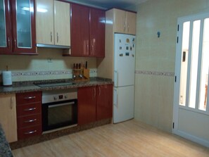 Frigorífico, microondas, horno y placa de cocina