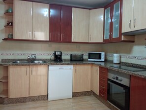 Refrigerador, microondas, horno y parrilla de estufa 