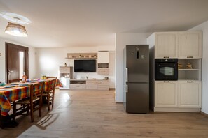 Kylskåp, ugn, spishäll och diskmaskin