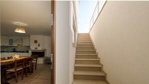 Una escalera que lleva a una plataforma con vista al cielo.