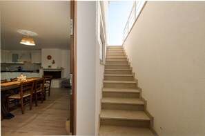 Un escalier menant à un palier d’où l’on peut admirer le ciel.