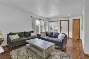 Smart TV - Broadway Bungalow near DT & BSU (Boise)