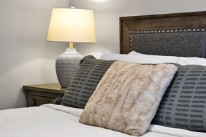 2 bedrooms, travel cot, free WiFi, bed sheets - Broadway Bungalow near DT & BSU (Boise)