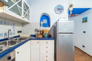 Coffee/tea maker, fridge, oven, stovetop - Apartment "Nassa" with Terraces & Wi-Fi (Siracusa)