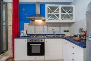 Cafetera y tetera, refrigerador, horno y parrilla de estufa 