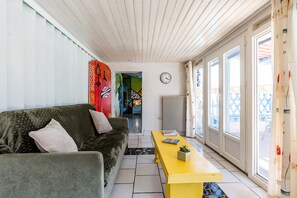 TV, ping pong - Holiday Home "Gîte Complet à la Maison Mosaïc" with Shared Pool & Wi-Fi (Gaillan en Medoc)