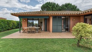 A house with a patio, a dining area, and a covered outdoor space. - Holiday Home 'Josi' with Shared Pool, Private Terrace and Wi-Fi (Navata)