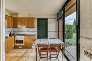 Fridge, microwave, stovetop, dishwasher - Holiday Home 'Josi' with Shared Pool, Private Terrace and Wi-Fi (Navata)