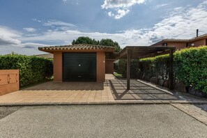 Property grounds - Holiday Home 'Josi' with Shared Pool, Private Terrace and Wi-Fi (Navata)