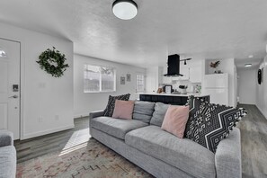 Smart TV - Owyhee Oasis 1 by Boise Airport (Boise)