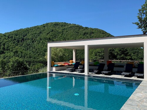 Ferme "Parulia Country House - Selene" avec piscine partagée, terrasse privée et Wi-Fi.