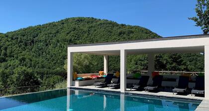 Ferme "Parulia Country House - Selene" avec piscine partagée, terrasse privée et Wi-Fi.