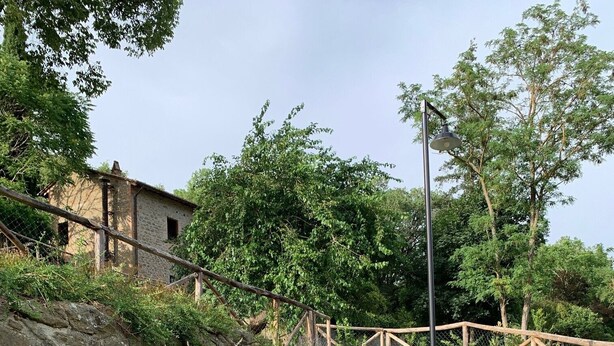 A garden with stone walls, lavender, and a wooden fence. - Farmhouse "Parulia Country House - Gea" with Shared Pool, Shared Terrace & Wi-Fi (Molin Nuovo)