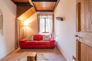 Una televisión, una mesa de tenis de mesa