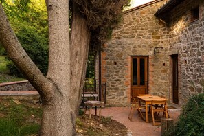 Outdoor dining - Farmhouse "Parulia Country House - Estia" with Shared Pool, Shared Terrace & Wi-Fi (Molin Nuovo)