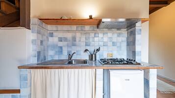 Een koelkast, een kookplaat, een koffiezetapparaat/waterkoker